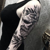 Grau ausgewaschener Stil großes Schulter Tattoo Mannes Porträt mit Blättern