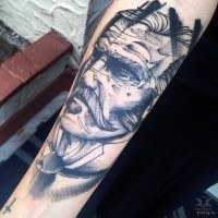 Grau ausgewaschene Art mystisch aussehendes Unterarm Tattoo mit Mannes Porträt