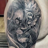 Grau ausgewaschener Stil originales Löwe Tattoo auf der Schulter