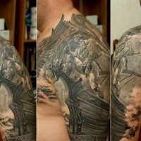 Grau ausgewaschener Stil Schulter Tattoo von Wikingerschiff und Drachen
