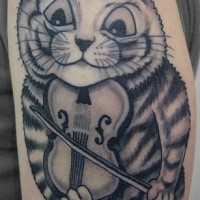 Gray washed style small funny looking cat with violin tattoo on shoulder