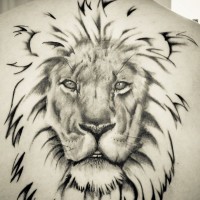 Tatuaje en la espalda, león estilizado