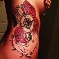 Tatuaje en las costillas, ancla blanca con compás y rosas