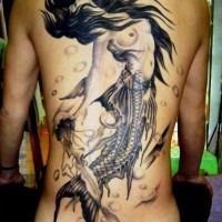 Tatuaje en la espalda, sirena fantástica, colores negro y gris