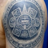 Tatuaje en el brazo, dios solar de piedra, diseño realista