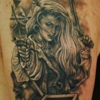 Tatuaje en el brazo, mujer pirata con armas que guarda tesoro