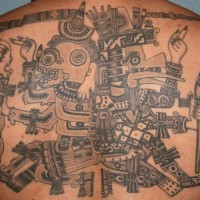 Tatuaje en la espalda,
deidad azteca con detalles