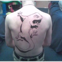 Großer schwarzer und  grauer Gecko Tattoo am Rücken