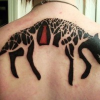 Tatuaje en la espalda, lobo misterioso , tinta negra