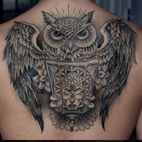 Tatuaje en la espalda, lechuza bonita con farol, color gris