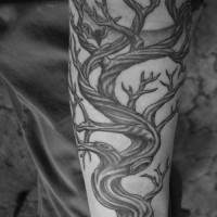 grande nero albero tatuaggio avambraccio