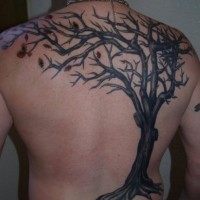 Tatuaggio sulla schiena l'albero nero con le foglie