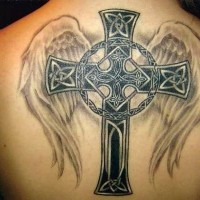 grande croce celtico irlandese con ali tatuaggio su schiena