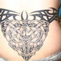 grande tribale celtico su parte bassa della schiena tatuaggio