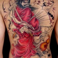 Tatuaje en la espalda, guerrero malvado chino en  capa roja