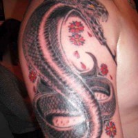 Großartige Kobra-Schlange mit Blumen Tattoo