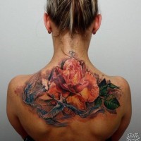Tattoo mit bunten Rose und Tauben von Sergio Gas