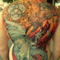 Tatuaggio colorato su tutta la schiena il dragone con le ali & il cervo