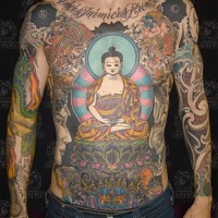 Großartiger farbiger Buddha und buddhistische Symbolik Tattoo