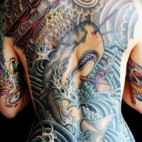 Tatuaggio enorme sulla schiena la balena tra le onde