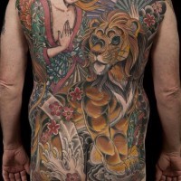 Großartige farbige Frau und Löwe Tattoo am ganzen Rücken von Darcy-Nutt