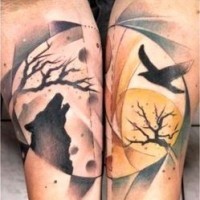 grande combinazione bel dipinto colorato lupo con uccello tatuaggio su due braccia
