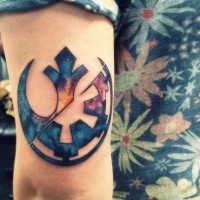 Tatuaje en el brazo,
 emblema exclusivo mitad de la alianza Rebelde mitad de Imperio