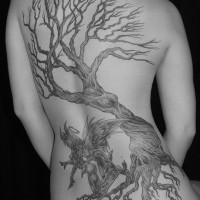 Tatuaje  de árbol seco y ángel en la espalda