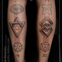 grande disegno massiccio colorato stile geometrico tatuaggio su gamba