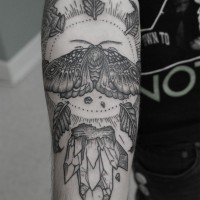 grande dettagliato nero e bianco grande farfalla con foglie su luce tatuaggio su braccio
