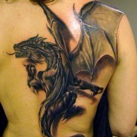 Großartiger Drache Tattoo am Rücken