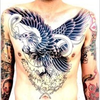 Großartiges Tattoo von greifendem eine Schlange Adler auf der Brust