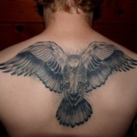 Tatuaje en la espalda, águila grande gris