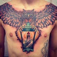 Großartiges Tattoo von fliegender Eule mit Laterne auf der Brust