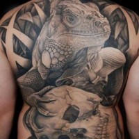 Tatuaje en la espalda,
iguana impresionante realista con el cráneo