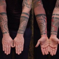 Tatuaje en el antebrazo, brazalete ancho con el ornamento
