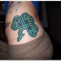 grande trifoglio irlandese stilizzato tatuaggio su fianco