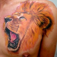 Tatuaggio sul petto la faccia di leone con la bocca spalancata