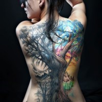 Tatuaje en la espalda de un gran árbol bonito colorido.