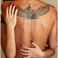 Großartige schöne Gottheit Isis mit Flügeln Tattoo am Rücken für Männer