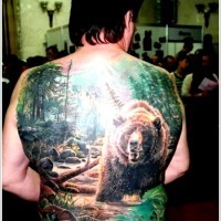 Tatuaje en la espalda, oso grande en el bosque