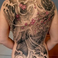 Tatuaggio impressionante sulla schiena l'uccello magico & la carpa koi & la sakura fiorita
