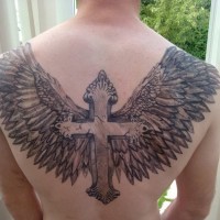 Tatuaje en la espalda,
cruz metálica con alas