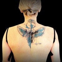 Großatiges mystisches gefärbtes Tattoo am oberen Rücken