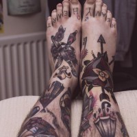 Tatuaje de cosas diferentes en los pies,  neotradicional