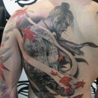 Tatuaggio bellissimo sulla schiena samurai grande ^ le foglie