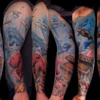 Tatuaje en el brazo, océano con peces y tesoro