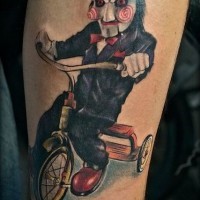 Großatiger bemalter und farbiger Filmen Bösewicht auf dem Fahrrad Tattoo