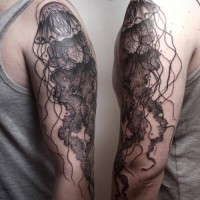 Tatuaje en el brazo, medusa reailsta gris