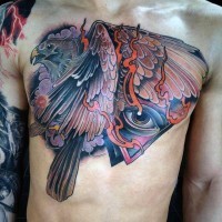 Großartig gemalter farbiger Adler Tattoo an der Brust mit dampfigem mystischem Dreieck und Auge